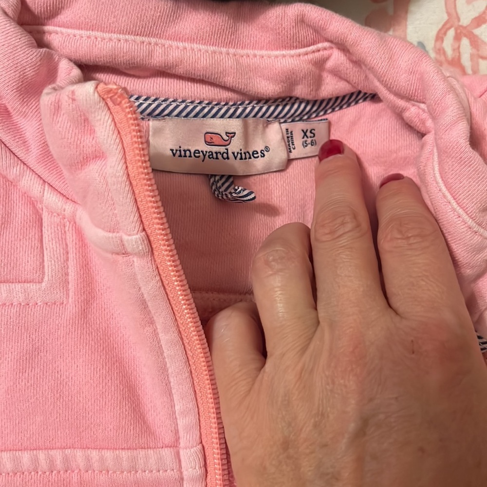 Pink vineyard vines pullover - Picture 2 of 4